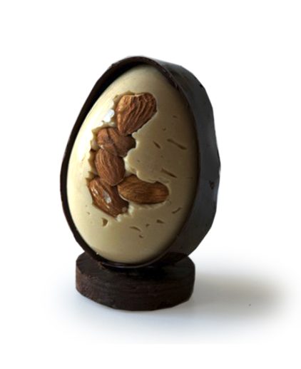Huevo de chocolate con almendras