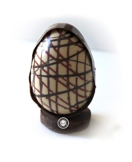 Huevo de chocolate con garabatos de chocolate