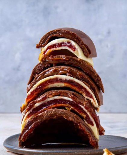 Huevos de chocolate con cáscara rellena